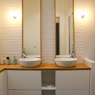 Mittelgroßes Modernes Badezimmer En Suite mit Kassettenfronten, weißen Schränken, bodengleicher Dusche, weißen Fliesen, Terrakottafliesen, weißer Wandfarbe, Keramikboden, Einbauwaschbecken, Waschtisch aus Holz, schwarzem Boden, Schiebetür-Duschabtrennung und brauner Waschtischplatte in Bordeaux