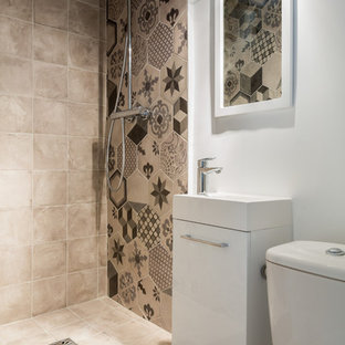 Ispirazione per una piccola stanza da bagno con doccia minimal con ante lisce, ante bianche, WC a due pezzi, piastrelle multicolore, pareti bianche, piastrelle di cemento, doccia aperta, pavimento con piastrelle in ceramica, lavabo a bacinella, top in superficie solida, pavimento grigio, doccia aperta e top bianco