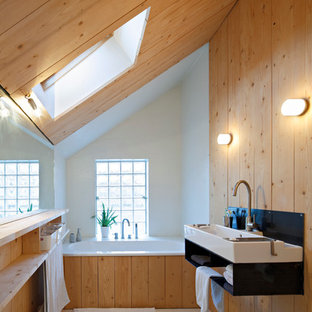 Immagine di una stanza da bagno padronale scandinava di medie dimensioni con vasca da incasso, pareti bianche e lavabo rettangolare