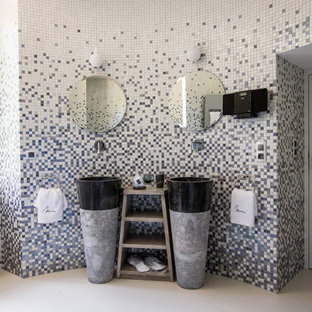 Idée de décoration pour une salle de bain principale design avec une vasque, un carrelage multicolore, carrelage en mosaïque et un mur multicolore.