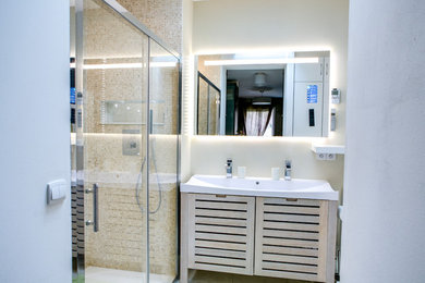 Imagen de cuarto de baño principal contemporáneo de tamaño medio con puertas de armario blancas, bañera esquinera, baldosas y/o azulejos rojos, paredes blancas, lavabo de seno grande y suelo blanco