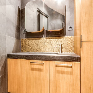 75+ Bäder mit Schieferfliesen und Kalkstein-Waschbecken/Waschtisch