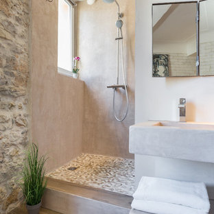 Idee per una piccola stanza da bagno con doccia mediterranea con lavabo sospeso, doccia aperta, nessun'anta, pareti beige, pavimento in legno massello medio, top in cemento e doccia aperta