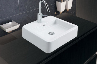 Cette image montre une salle d'eau design avec un carrelage gris et un lavabo posé.