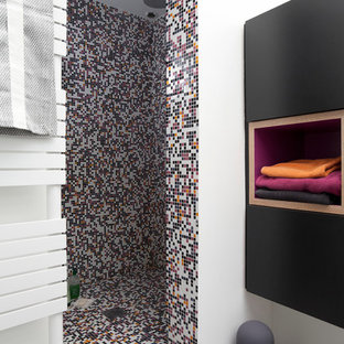 Idée de décoration pour une petit salle de bain design avec un placard à porte plane, des portes de placard noires, un carrelage multicolore, carrelage en mosaïque, un mur blanc et un sol en carrelage de terre cuite.