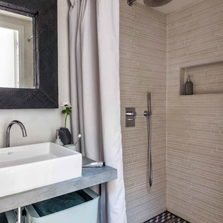 Exemple d'une salle d'eau tendance avec une douche à l'italienne, un mur blanc, une vasque, un carrelage beige, un carrelage noir et blanc, un plan de toilette en acier inoxydable et une cabine de douche avec un rideau.