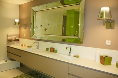 Cette photo montre une salle d'eau tendance de taille moyenne avec des portes de placard beiges, une douche ouverte, un carrelage blanc, un lavabo intégré et un plan de toilette en surface solide.