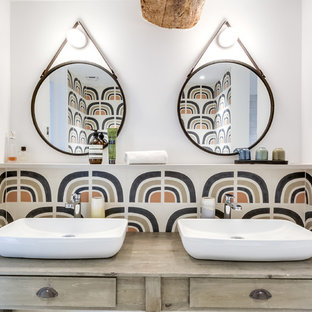 75+ Badezimmer mit Unterbauwanne und Zementfliesen Ideen & Bilder