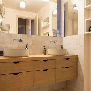 Mittelgroßes Modernes Badezimmer mit hellen Holzschränken, weißen Fliesen, Terrakottafliesen, beiger Wandfarbe, Kalkstein, Einbauwaschbecken, Waschtisch aus Holz und beigem Boden in Paris