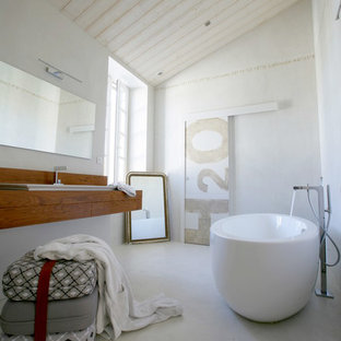 Cette image montre une salle de bain principale marine de taille moyenne avec un mur blanc, un lavabo posé, un plan de toilette en bois et un bain japonais.