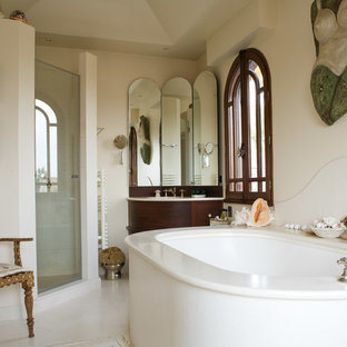 Réalisation d'une salle de bain marine de taille moyenne avec des portes de placard en bois sombre, une baignoire encastrée, un mur blanc, un lavabo encastré et une cabine de douche à porte battante.