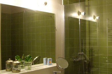Cette photo montre une petite salle de bain principale avec un placard sans porte, des portes de placard blanches, une douche à l'italienne, un carrelage vert, des carreaux de céramique, un mur beige, un sol en carrelage de céramique, un lavabo posé, un plan de toilette en bois, un sol noir et meuble double vasque.