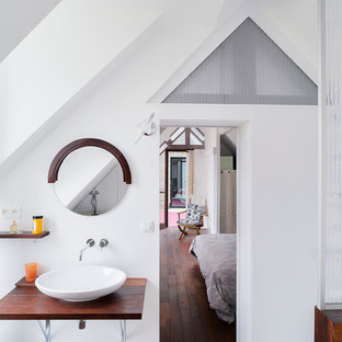 Exemple d'une petit salle de bain principale tendance avec un mur blanc, une vasque, un plan de toilette en bois, un placard à porte affleurante, des portes de placard blanches, une baignoire indépendante, une douche ouverte, un WC suspendu, un carrelage blanc, un sol en bois foncé et un plan de toilette marron.