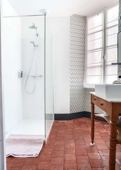 Farmhouse Bathroom by Ségolène Michel Architecture d'intérieur