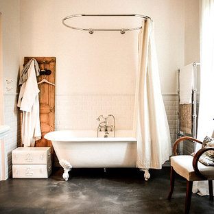 Inspiration pour une salle de bain principale design avec une cabine de douche avec un rideau et un sol noir.