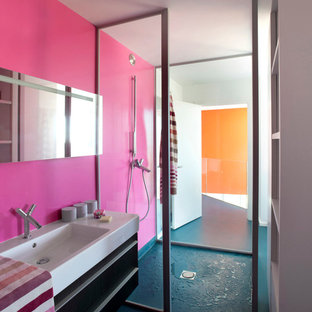 Aménagement d'une salle d'eau contemporaine de taille moyenne avec une douche à l'italienne, un mur rose, un lavabo intégré et un sol bleu.