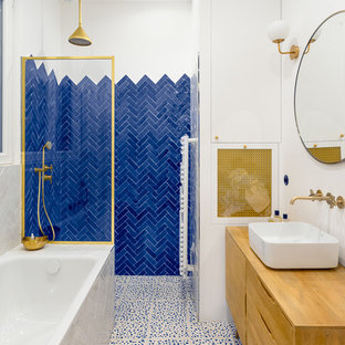 Idee per una stanza da bagno padronale scandinava di medie dimensioni con consolle stile comò, ante in legno chiaro, piastrelle blu, pareti bianche, lavabo a bacinella, top in legno, pavimento multicolore, doccia aperta, vasca sottopiano, doccia a filo pavimento, piastrelle in terracotta, pavimento alla veneziana e top marrone