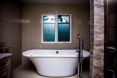 Exemple d'une petite salle de bain principale moderne avec un plan de toilette en carrelage, une baignoire indépendante, une douche ouverte et un sol en carrelage de céramique.