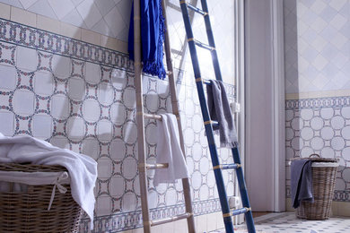 他の地域にあるお手頃価格の広いエクレクティックスタイルのおしゃれな浴室 (白いタイル、セラミックタイルの床) の写真