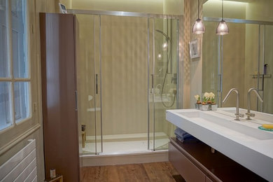 Aménagement d'une grande salle de bain avec un sol en vinyl et un lavabo suspendu.