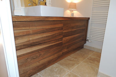 Diseño de cuarto de baño contemporáneo de tamaño medio con armarios abiertos, ducha a ras de suelo, baldosas y/o azulejos beige, paredes beige, aseo y ducha y encimera de madera