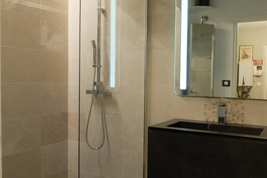 Modelo de cuarto de baño moderno con ducha a ras de suelo, baldosas y/o azulejos beige, baldosas y/o azulejos de mármol, suelo de mármol, encimera de mármol y suelo negro