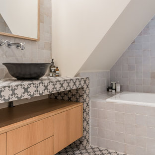 Idées déco pour une salle de bain méditerranéenne avec un placard à porte plane, des portes de placard en bois brun, une baignoire posée, un carrelage blanc, un mur blanc, une vasque, un plan de toilette en carrelage, un sol multicolore et un plan de toilette multicolore.