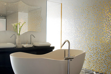 Ejemplo de cuarto de baño azulejo de dos tonos contemporáneo grande con encimera de mármol, bañera exenta, baldosas y/o azulejos en mosaico y baldosas y/o azulejos blancas y negros