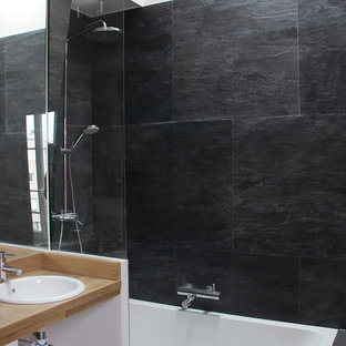 Inspiration pour une petit salle de bain principale minimaliste avec un lavabo posé, un plan de toilette en bois, une baignoire en alcôve, un combiné douche/baignoire, un carrelage noir, du carrelage en ardoise et un plan de toilette marron.
