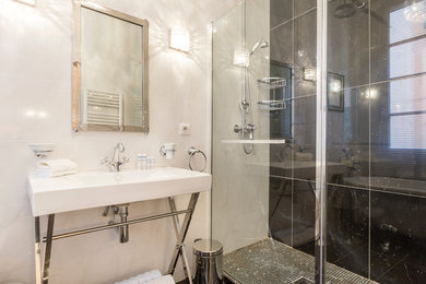 ニースにある高級な中くらいなトランジショナルスタイルのおしゃれな浴室の写真