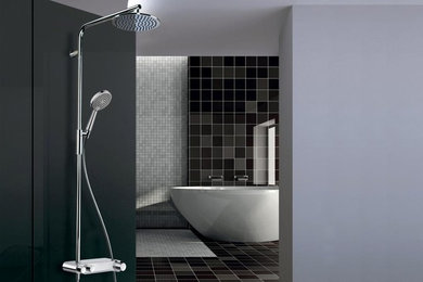 На фото: ванная комната в современном стиле с душем без бортиков и душевой кабиной