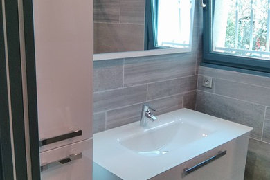 Inspiration pour une salle de bain minimaliste avec des portes de placard blanches, un carrelage marron, des carreaux de béton, un mur marron, carreaux de ciment au sol, un lavabo intégré et un sol marron.