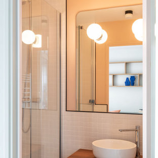 Idée de décoration pour une petit douche en alcôve principale design avec un carrelage blanc, des carreaux de céramique, un plan de toilette en bois, une cabine de douche à porte coulissante, une niche, meuble simple vasque, meuble-lavabo suspendu, un placard à porte plane, des portes de placard en bois sombre, un mur orange, une vasque et un plan de toilette marron.