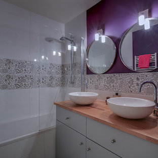 Kleines Skandinavisches Badezimmer En Suite mit Unterbauwanne, weißen Fliesen, lila Wandfarbe, Keramikboden, Aufsatzwaschbecken, Waschtisch aus Holz und grauem Boden in Paris