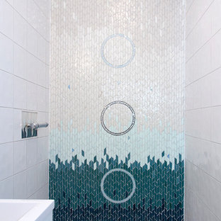 Exemple d'une petit salle d'eau tendance avec une douche à l'italienne, des carreaux de porcelaine, un carrelage multicolore, un mur blanc et un lavabo encastré.