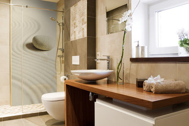 Réalisation d'une salle de bain asiatique avec un mur beige.