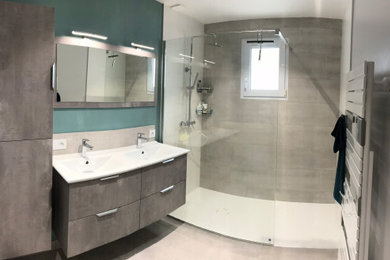 Exemple d'une salle de bain principale moderne de taille moyenne.