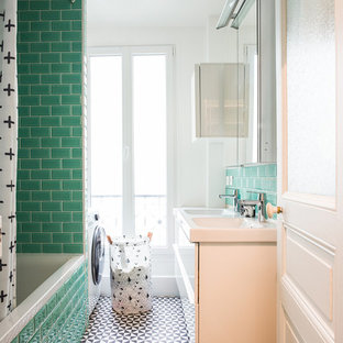 Idée de décoration pour une salle de bain design avec un placard à porte plane, des portes de placard blanches, une baignoire posée, un combiné douche/baignoire, un carrelage vert, un carrelage métro, un mur blanc, un plan vasque, un sol multicolore et une cabine de douche avec un rideau.
