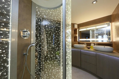 Cette photo montre une petite salle de bain tendance avec une douche à l'italienne.