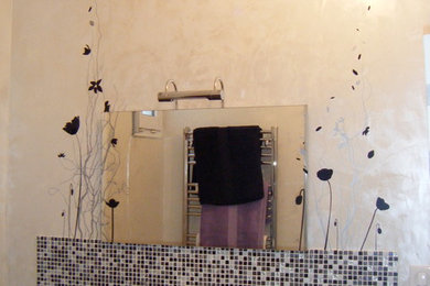 Cette photo montre une salle de bain tendance.