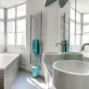 Idée de décoration pour une salle de bain principale et beige et taupe design de taille moyenne avec des portes de placard blanches, une baignoire posée, un combiné douche/baignoire, un carrelage beige, un carrelage blanc, un carrelage métro, un mur blanc et une vasque.