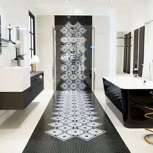 Idées déco pour une salle de bain principale contemporaine de taille moyenne avec des portes de placard noires, une baignoire indépendante, une douche à l'italienne, un carrelage noir et blanc, carrelage en mosaïque et un mur blanc.