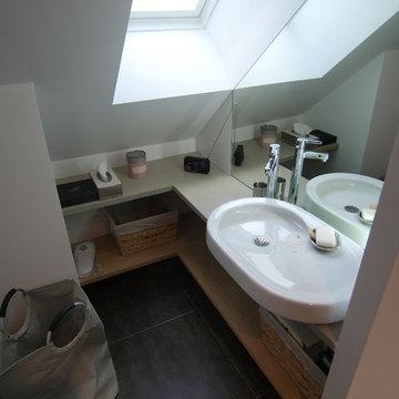 Petite salle de bain avec vasque Rocca , et un miroir avec éclairage leds intégr