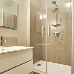 Idées déco pour une salle de bain contemporaine de taille moyenne avec un carrelage beige, des carreaux de céramique, un mur beige, un sol en carrelage de céramique, un lavabo intégré, un placard à porte plane et des portes de placard beiges.
