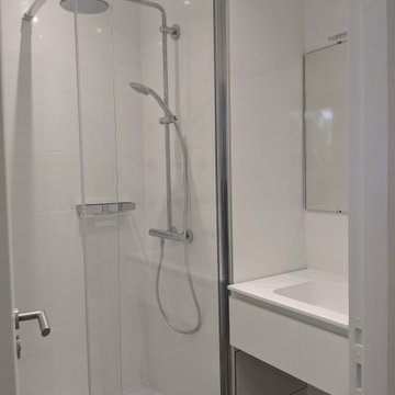Petite salle de douche sobre et bien équipée