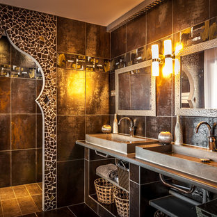 Réalisation d'une salle de bain méditerranéenne de taille moyenne avec une vasque, un placard sans porte, des carreaux de céramique, un sol en carrelage de céramique et un carrelage marron.