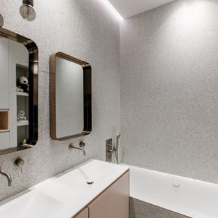 Exemple d'une salle de bain tendance avec un placard à porte plane, une baignoire posée, un combiné douche/baignoire, un carrelage multicolore, un mur multicolore et une grande vasque.