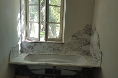 マルセイユにあるトラディショナルスタイルのおしゃれな浴室の写真