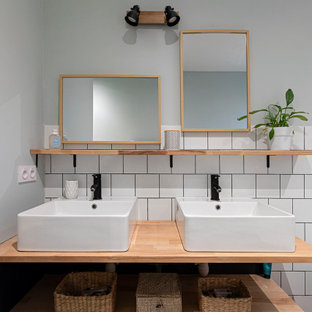 Esempio di una piccola stanza da bagno con doccia contemporanea con vasca freestanding, piastrelle bianche, pavimento in linoleum, lavabo a consolle, pavimento verde e due lavabi