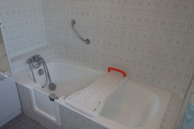 ボルドーにあるおしゃれな浴室の写真